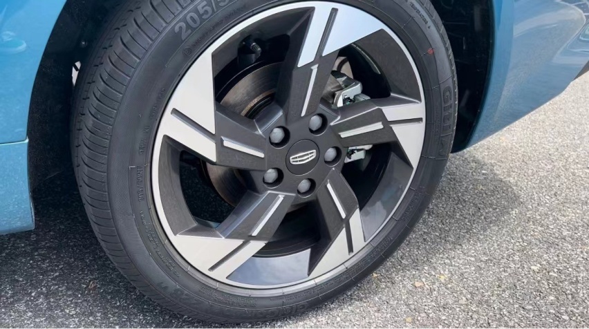 实拍帝豪L雷神Hi·X，零百仅6.9s，亏电油耗3.8L，混动家轿新选