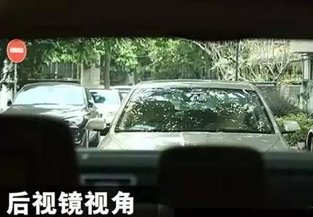 在没有倒车影像/倒车雷达的情况下，倒车时怎么判断车尾的距离？