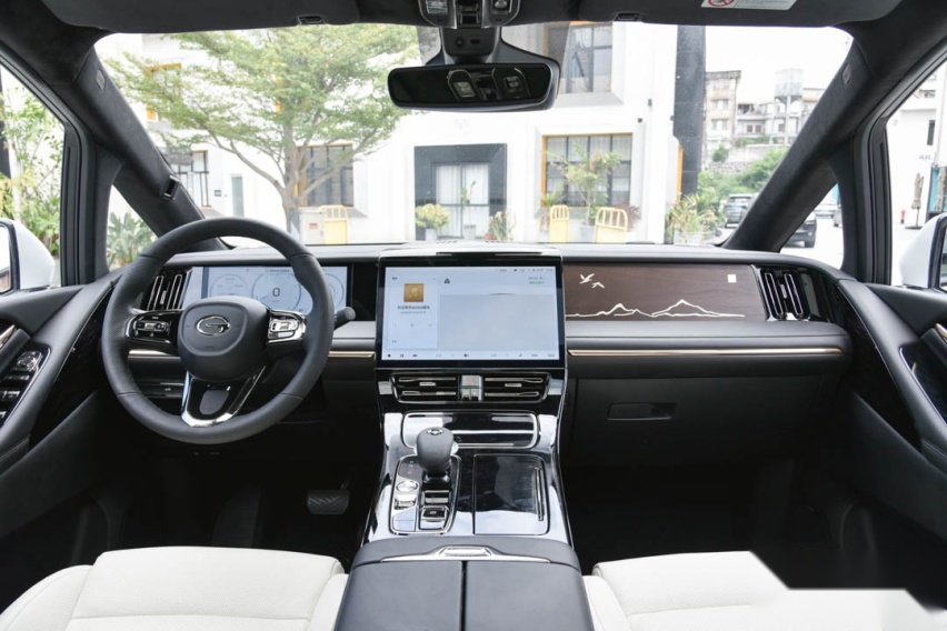 这才是奶爸神车？满电能跑100公里 传祺M8插混版曝光！