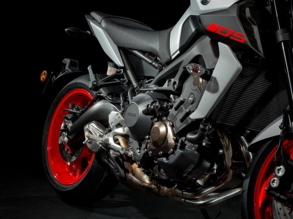 10万出头街车怎么选？雅马哈MT-09 VS 川崎Z900