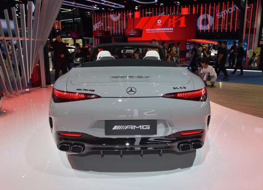 200万只能盯着燃油车，新AMG SL 63，敞篷跑车吸睛无数