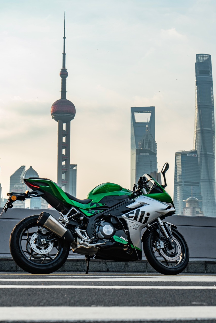 战斗双杠仿赛！钱江贝纳利龙卷风252R