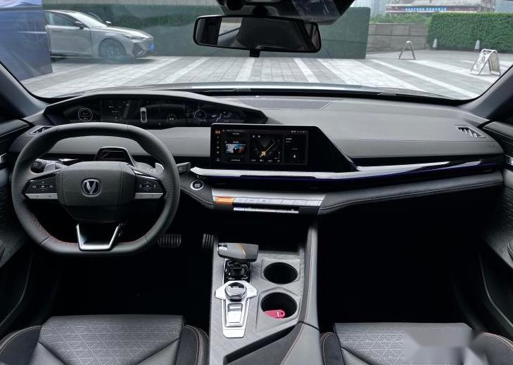 2.0T+爱信8AT，双边共四出的排气，长安UNI-V这是要运动到底？