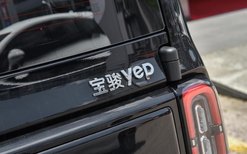 宝骏悦也上市，售价7.98万元起，能打得过哪吒V？