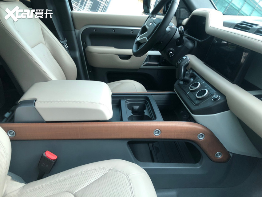 全新路虎卫士特别版首发，加装了越野套件，外观非常硬派