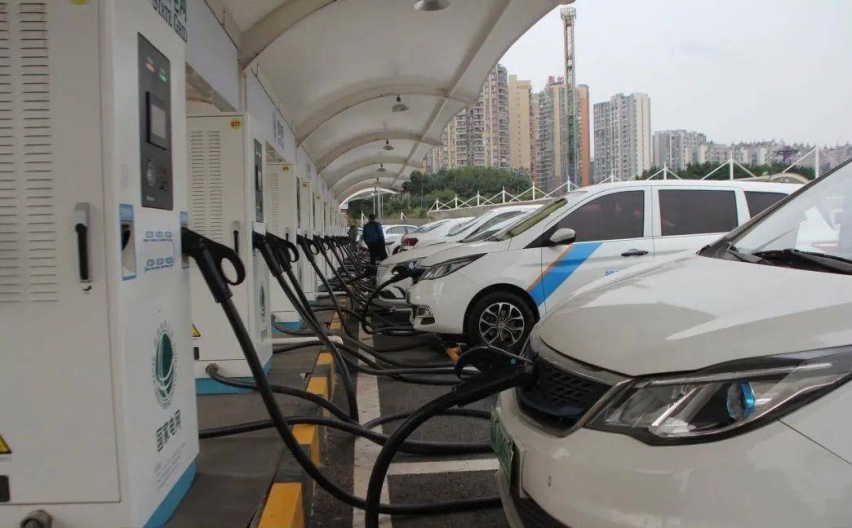一坐电车就晕，为什么电车能量回收不改成踩刹车才回收？