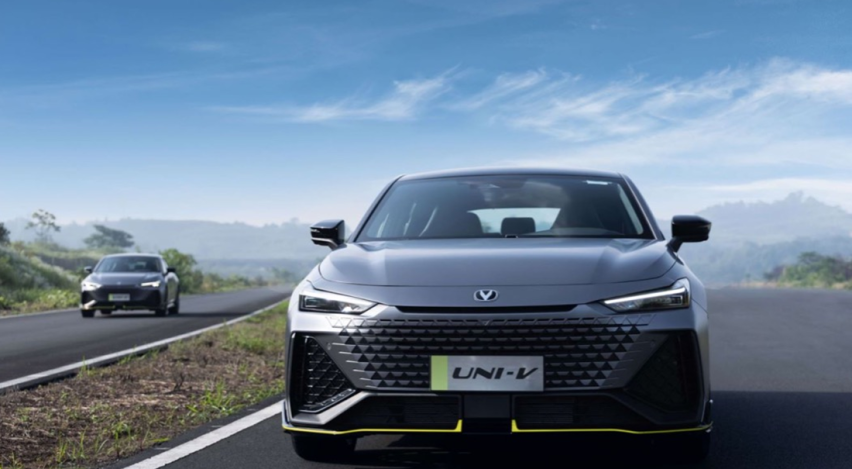 振奋！国产003航母入水，国产轿跑UNI-V 2.0T 路试