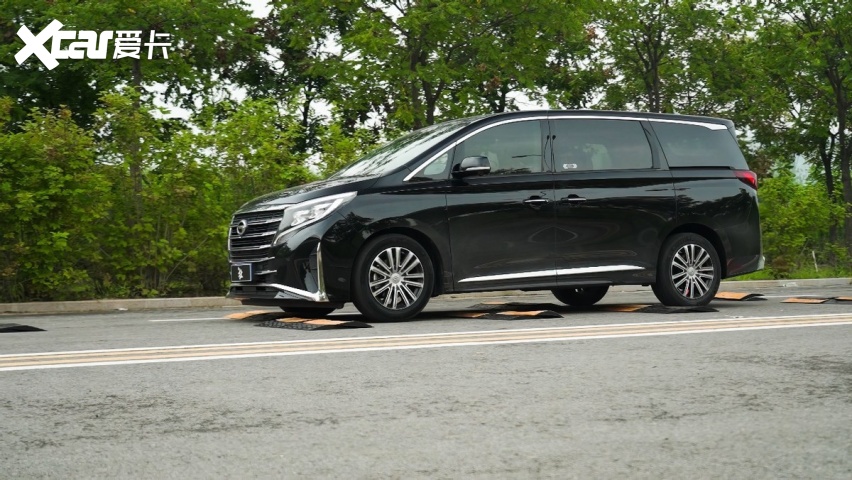 谁能成为她中意的移动的家? 荣威imax8对比传祺m8