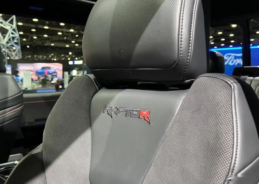 福特F-150猛禽R，配5.2L V8发动机，适合重度越野