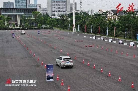 庆新红旗销量突破百万-感恩回馈月全国试驾会@武汉站