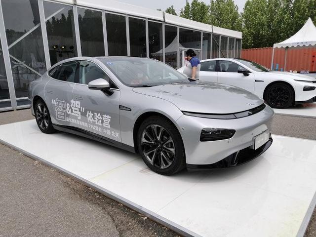 新能源汽车编辑在体验小鹏P7后变成了准车主，这只螃蟹香吗？