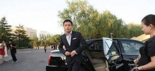 他千万片酬，驾考四次没过，名下却豪车众多