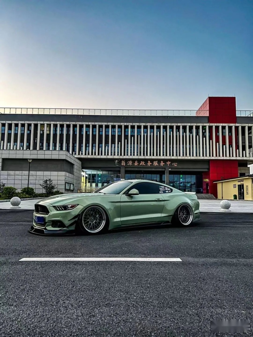 宽体姿态风的福特Mustang，倾角太大一天脱了4次胎？