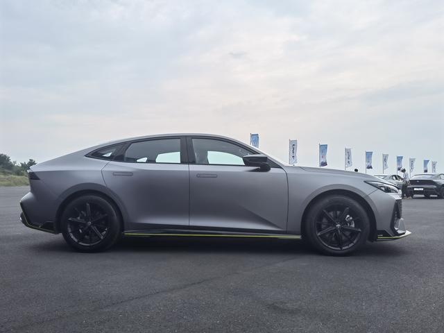 试驾UNI-V 2.0T，速度劲爽，驾控踏实，等25日上市价格