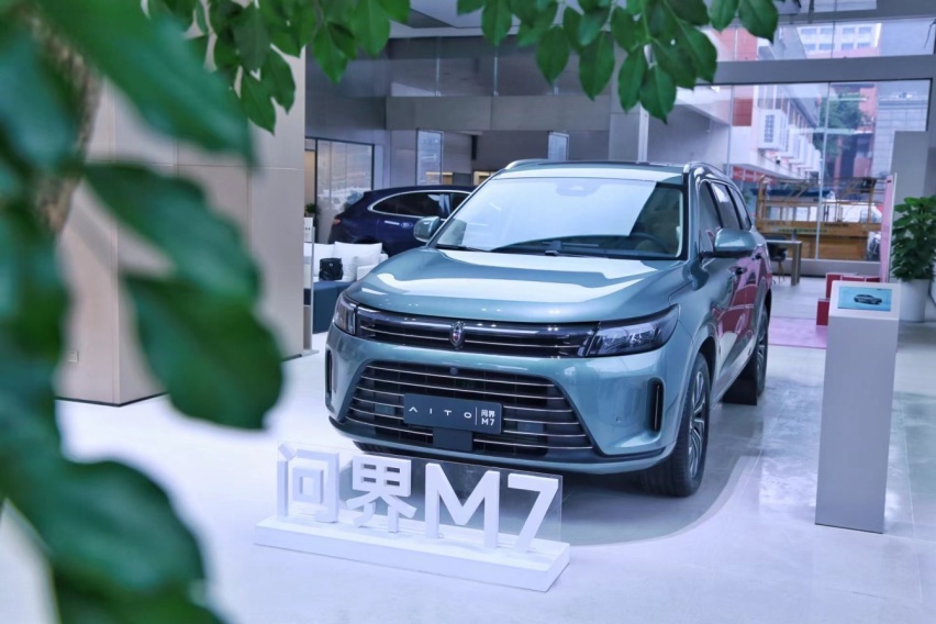 探店问界M7:舒适超百万级豪车，颜值与才华并驾齐驱