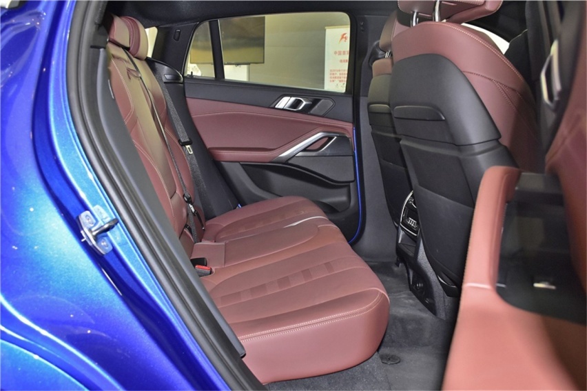 百万级Coupe SUV实拍对比 宝马X6和奥迪Q8谁更香？