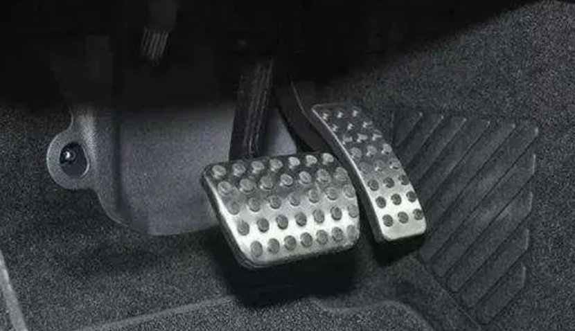 特斯拉Model 3失控冲进加油站……