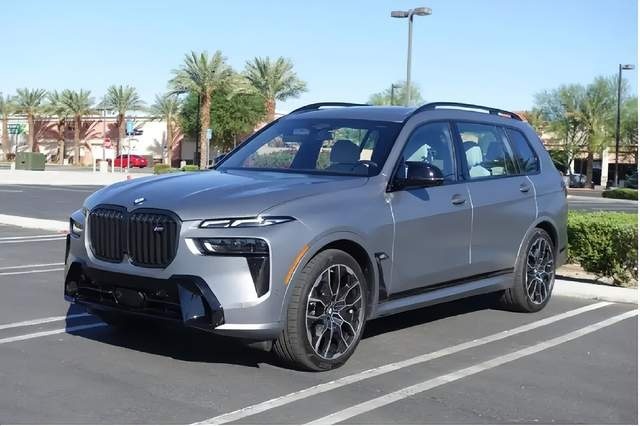加入轻混系统，搭载V8发动机！新款宝马X7M60i实车亮相