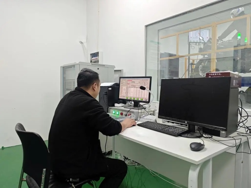 国产仿赛不输日欧大厂拿亚军，诺马极影325S上市在即