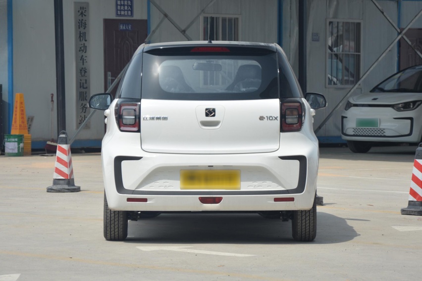 入门纯电动车之间的PK 思皓E10X对比宏光MINI EV