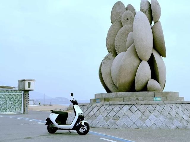 实测九号电动车E100，告诉你它是如何把小牛拍晕在沙滩上的