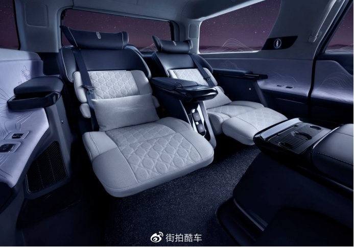轴距超3.1米，有5种按摩模式，林肯领航员一台霸气的豪华SUV