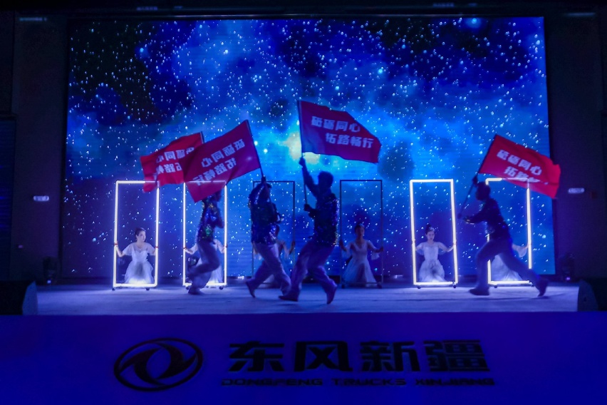 东风新疆2024年合作伙伴大会暨X系列新品发布会在十堰成功举行
