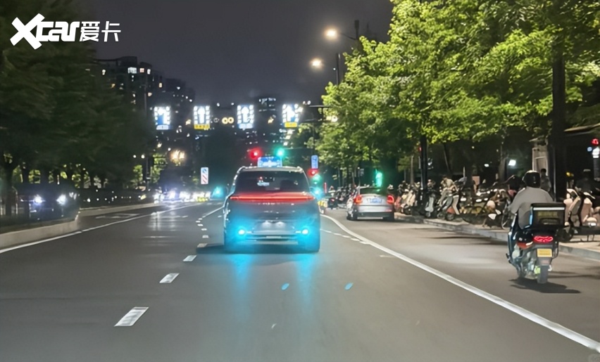 智驾“小蓝灯”凉凉！又晃眼不符合法规，早就该被禁用了？