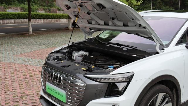 近5米的SUV，开着却像性能车？试驾奥迪Q5 e-tron