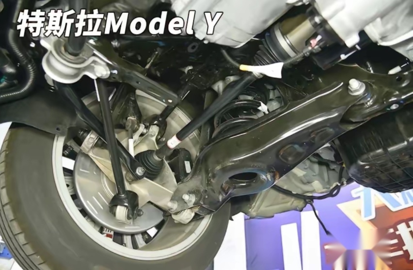 极越01 VS 特斯拉ModelY，中外纯视觉智驾方案车型大比拼！