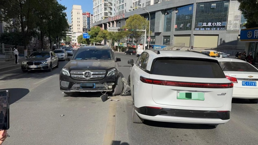 50万内最硬SUV？小鹏G9跟奔驰GLS发生碰撞，结果让人吃惊！