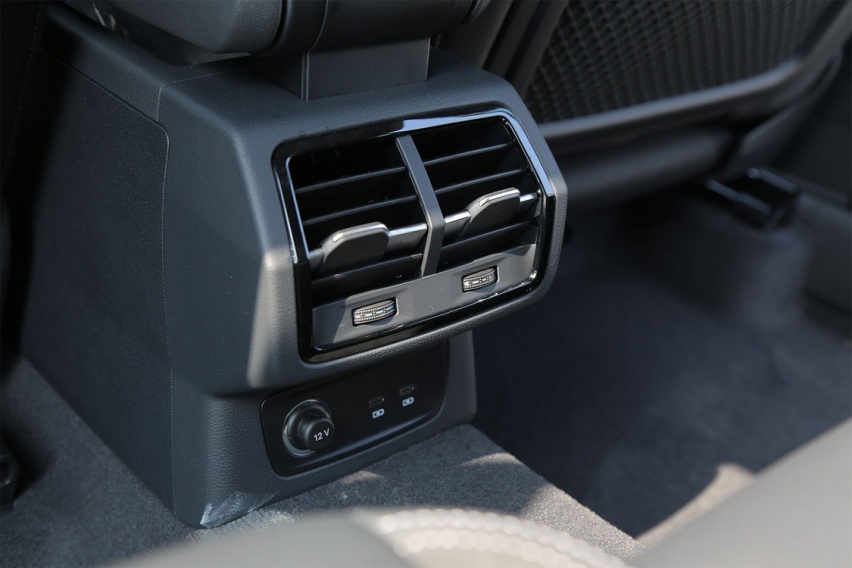 后排提供空调出风口以及 12V、Type-C 接口