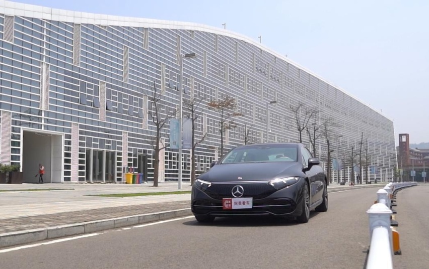 实拍奔驰EQS，售价超100万元的纯电轿车，开起来什么感觉？