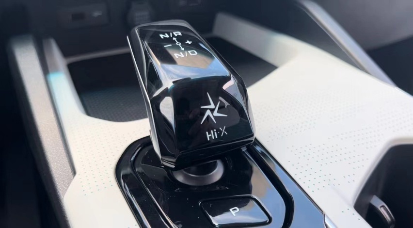 实拍帝豪L雷神Hi·X，零百仅6.9s，亏电油耗3.8L，混动家轿新选