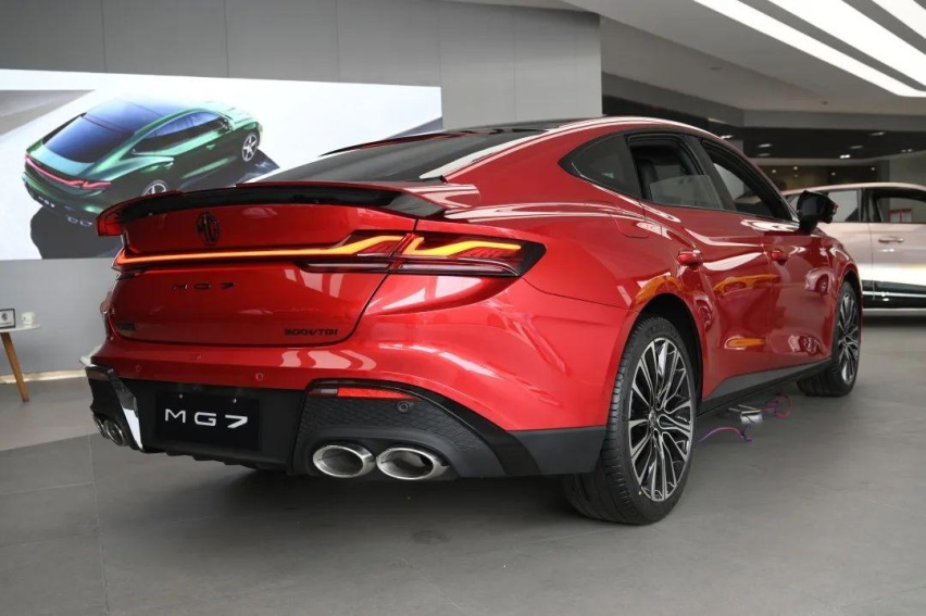 2.0T 261匹 405牛，中型车还带电动尾翼！实拍全新MG7