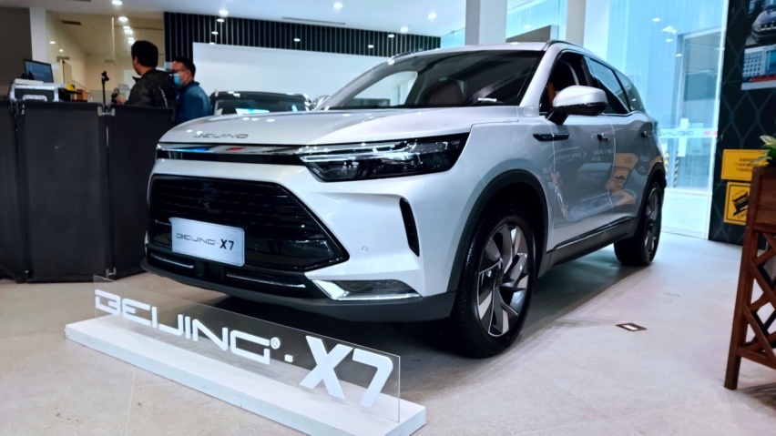 试驾BEIJING-X7 纯平大空间适合车内健身