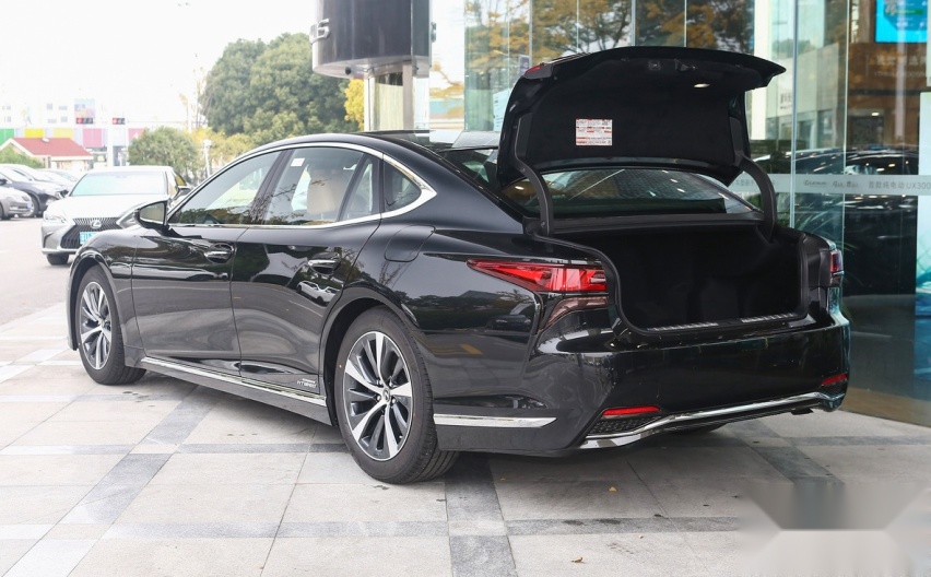 雷克萨斯终于放下身价，长超5米2配V6引擎，LS降11万“欲”亲民