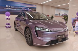 问界狂卖 1.8 万，智界却只剩 945 台！差距太恐怖！