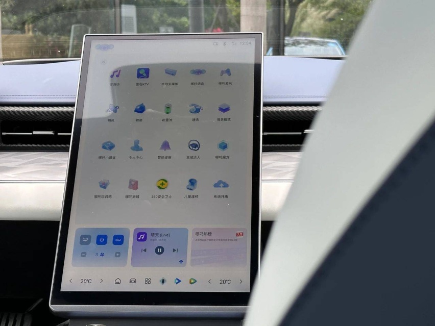 200万以内最好的跑车 出现在厦门街头 试驾哪吒GT