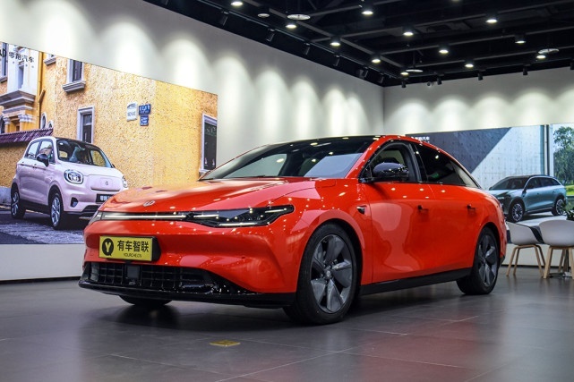 压力给到所有对手！纯电中大型轿车 零跑C01上市售19.38万元起