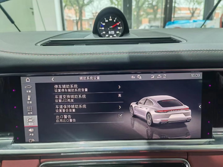 新款保时捷帕拉梅拉 卡宴升级TURBO尾翼 变道辅助后方来车提示