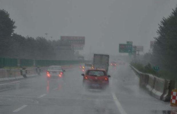 暴雨天气在高速上怎么办？靠边停车不是最安全的，应该要这样做