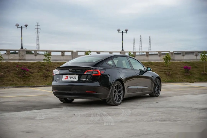 试驾特斯拉Model 3高性能版,比钢炮们滑溜的线性最让人欲罢不能