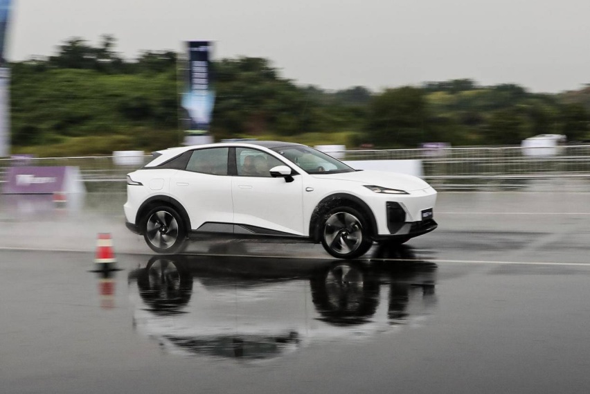 场地试驾深蓝S7，特斯拉Model Y你慌吗？
