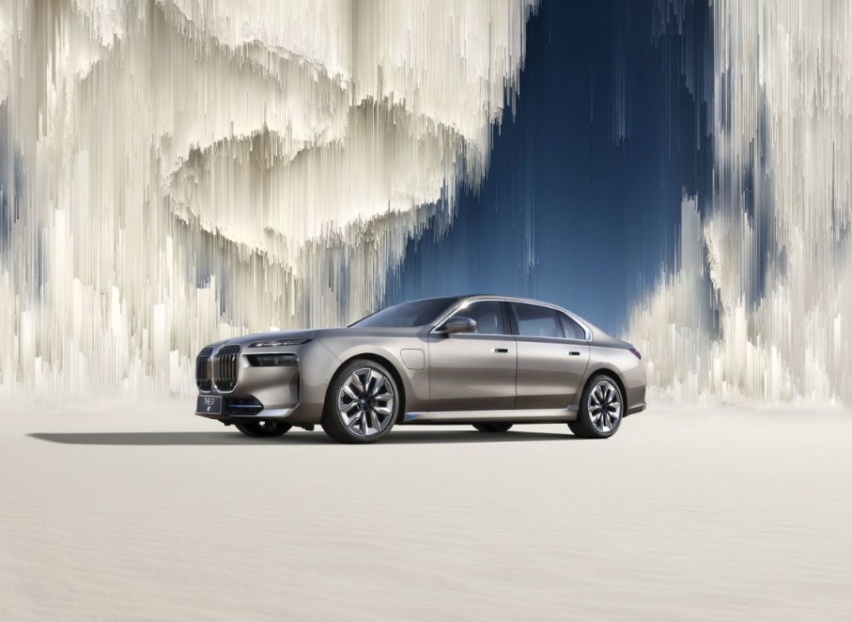 创新纯电动BMW i7到店，首批车主将获限量版艺术版画