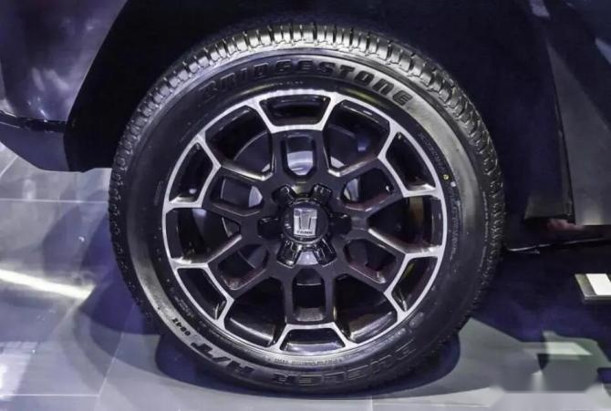 新知达人, 硬派机甲造型 V6引擎+大梁 坦克700实车曝光 全地形识别