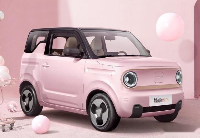 3.99万元起的吉利熊猫mini，能靠快充+64寸天幕反超五菱MINI