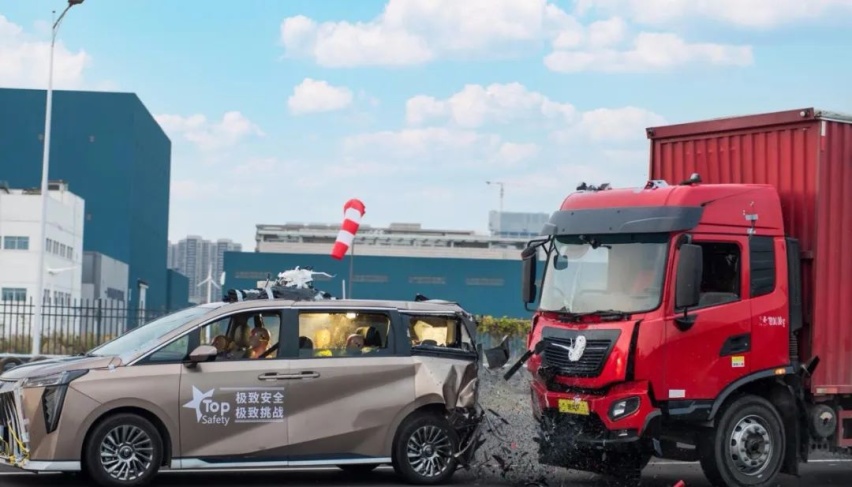 M8宗师实车碰撞，挑战大货车