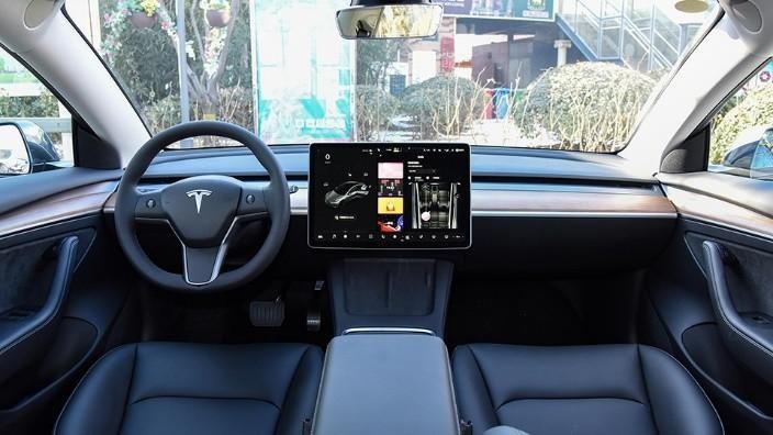 同为22.99万元，官降后，小鹏P7和Model 3谁值得买？