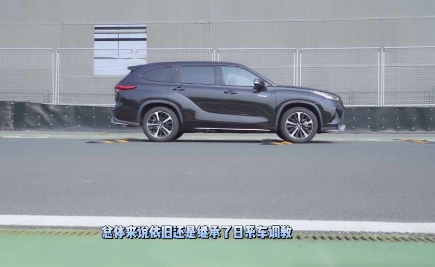 皇冠陆放更加侧重四驱 混动系统最低油耗5.3L